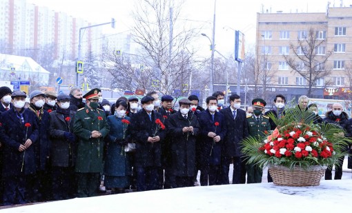 Chủ tịch nước Nguyễn Xuân Phúc dâng hoa tại Tượng đài Bác Hồ ở LB Nga