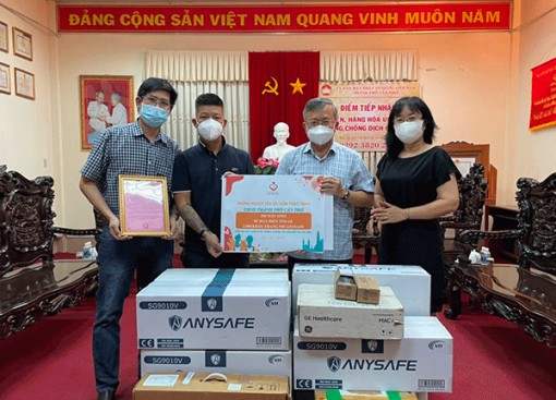 Tiếp nhận thiết bị, vật tư y tế phòng, chống dịch COVID-19