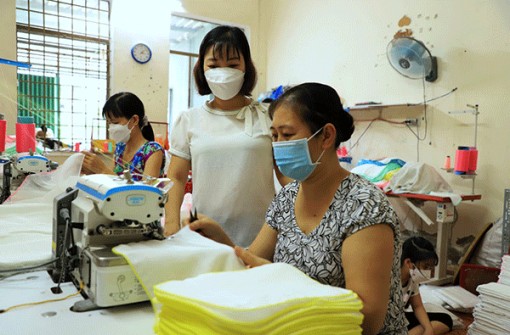 Thu nhập ổn định từ mô hình may khăn trẻ sơ sinh