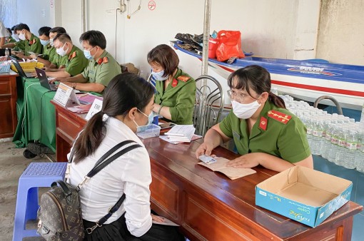 Dịch bệnh phức tạp, cấp căn cước công dân gắn chip lưu động