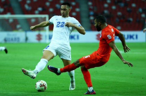 Singapore vươn lên dẫn đầu bảng A