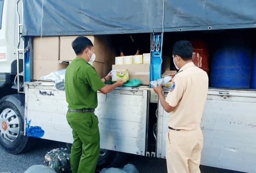 An Giang: Liên tiếp bắt các vụ vận chuyển thuốc lá lậu và hàng hóa không rõ nguồn gốc