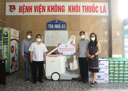 Lãnh đạo thành phố tiếp nhận trao tặng thiết bị, vật tư y tế hỗ trợ TP Cần Thơ chống dịch