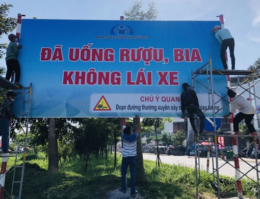 Phối hợp lắp đặt bảng tuyên truyền về an toàn giao thông