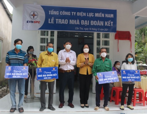 Trao 10 căn nhà Đại đoàn kết ở huyện Phong Điền và Cờ Đỏ