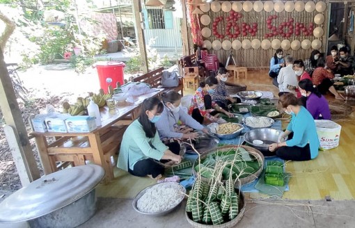 Người dân cồn Sơn gói bánh tét tặng y, bác sĩ tuyến đầu chống dịch COVID-19