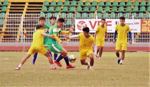 Đấu tập với tuyến trẻ, đội Cần Thơ rà soát lực lượng trước mùa bóng mới