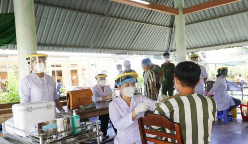 Tiêm vaccine ngừa COVID-19 cho can, phạm nhân