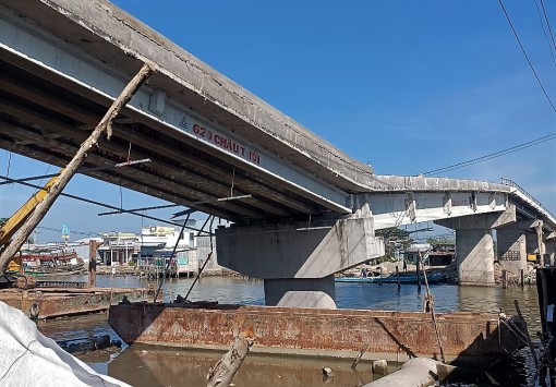 Cầu Cái Đôi Vàm sụp khi đang thi công