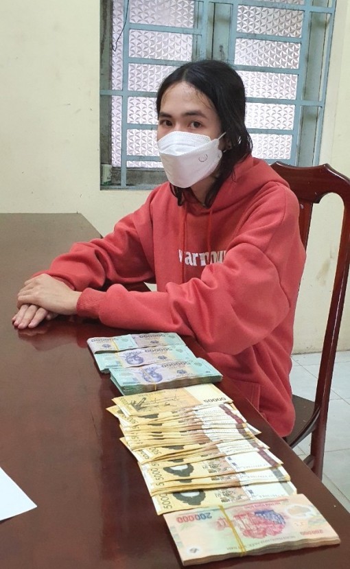 Lợi dụng hàng xóm đi vắng, lẻn vào trộm tiền