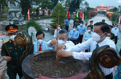 Lãnh đạo TP Cần Thơ viếng Nghĩa trang liệt sĩ thành phố