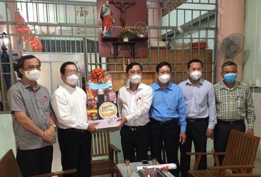 Đoàn đại biểu Quốc hội thành phố và Ủy ban MTTQVN thành phố chúc mừng Giáng sinh