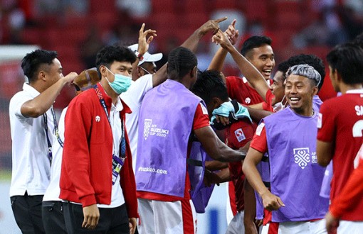 Chỉ còn lại 8 người trên sân, Singapore nhìn Indonesia vào chung kết