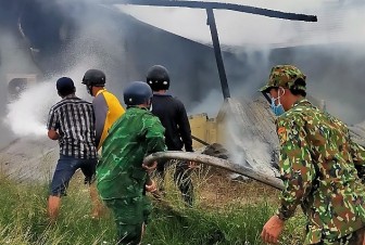 Cà Mau: Cháy ô tô lan ra thiêu rụi 4 căn nhà