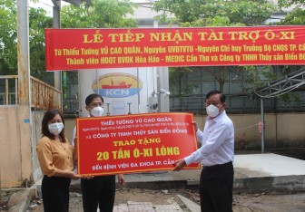 Thiếu tướng Vũ Cao Quân hỗ trợ Bệnh viện Đa khoa TP Cần Thơ 20 tấn oxy