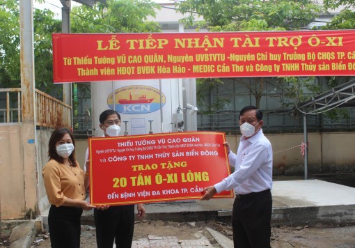 Thiếu tướng Vũ Cao Quân hỗ trợ Bệnh viện Đa khoa TP Cần Thơ 20 tấn oxy