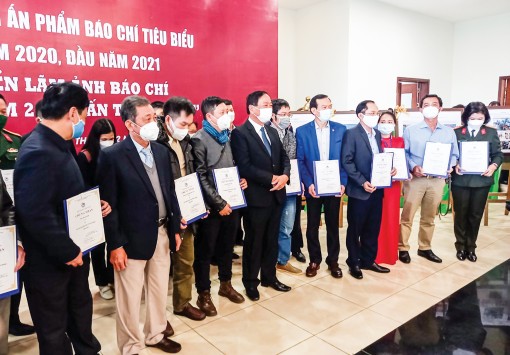 Báo Cần Thơ đạt giải C bìa báo Tết ấn tượng năm 2021