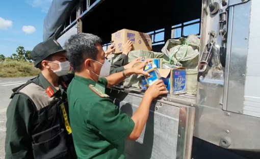 An Giang: Tạm giữ nhiều hộp nhang muỗi và bộ bài tây không rõ nguồn gốc