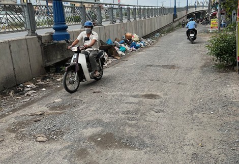 Sớm nâng cấp đường dân sinh 2 bên cầu Quang Trung