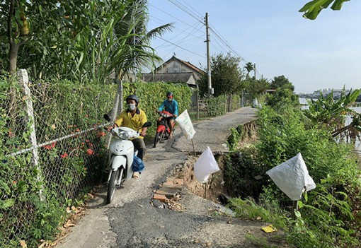 Ðường giao thông bị sạt lở