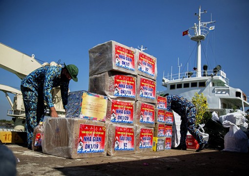 Đưa Tết ra nhà giàn