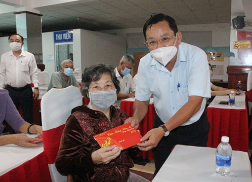 Tặng quà cho cán bộ cơ sở và gia đình tiêu biểu