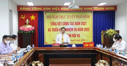 Phát huy dân chủ, chống tiêu cực, tham nhũng trong công tác cán bộ