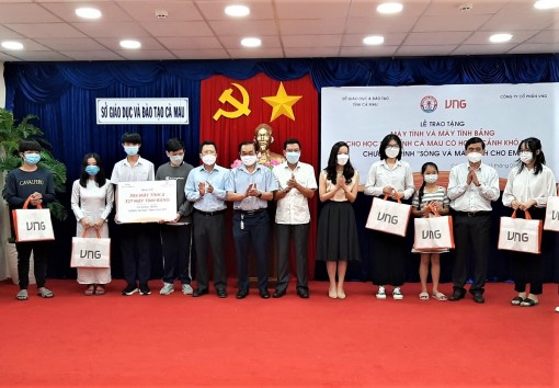 “Sóng và máy tính cho em” mang gần 4.000 máy tính đến với học sinh Cà Mau