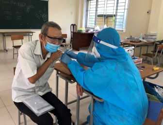 Bảo vệ người già, bệnh nền trước nguy cơ mắc COVID-19