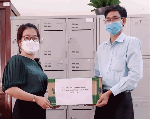 Trường Cao đẳng Y tế Cần Thơ chăm lo công đoàn viên mùa dịch