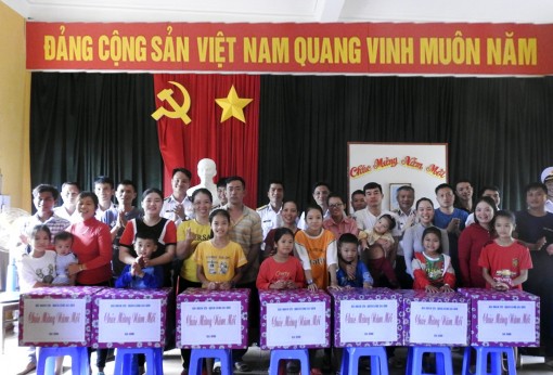Quà Tết đến với quân dân Trường Sa