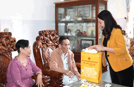 Phó Chủ tịch nước Võ Thị Ánh Xuân dự Chương trình “Tết sum vầy - Xuân bình an”, thăm và tặng quà Tết tại tỉnh Sóc Trăng