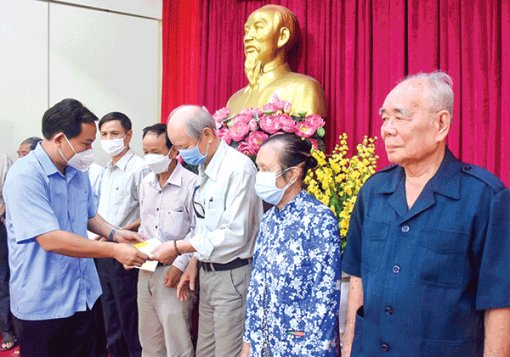 Lãnh đạo thành phố tặng quà gia đình chính sách tiêu biểu và hộ có hoàn cảnh khó khăn