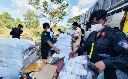 An Giang: Bắt xe tải chở lượng lớn hàng hóa không rõ nguồn gốc
