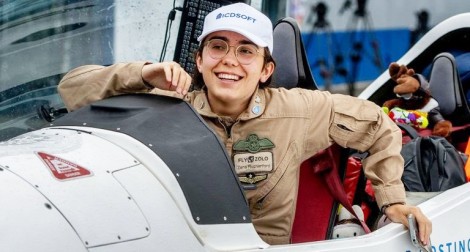 Người phụ nữ trẻ nhất bay vòng quanh thế giới một mình
