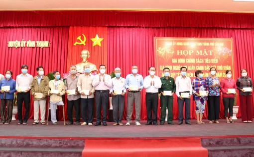 Thăm, chúc Tết, tặng quà gia đình chính sách, người có công và các hoàn cảnh khó khăn