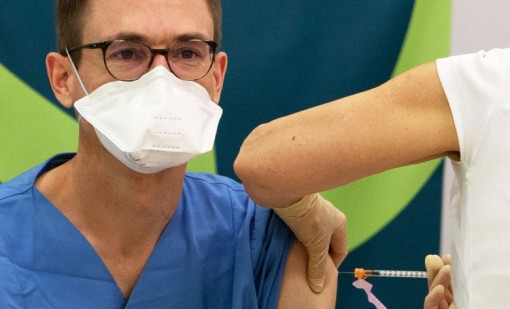 Quốc gia EU đầu tiên bắt buộc tiêm vaccine