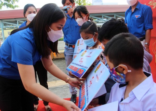 "Tết yêu thương" đến với thiếu nhi huyện Phong Điền