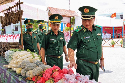 "Xuân Biên phòng - ấm lòng người dân biển"