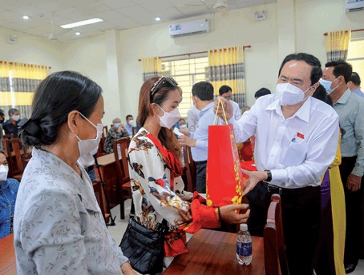 Tặng quà, chúc Tết tại quận Ninh Kiều