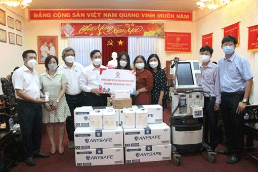 Tiếp nhận thiết bị, vật tư y tế phòng, chống dịch COVID-19