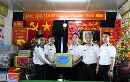 Lính nhà giàn đón xuân sớm