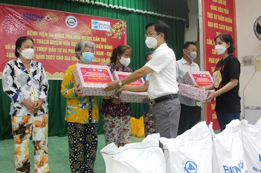 Bệnh viện tặng quà Tết, tiêm vaccine cho người dân Cái Răng