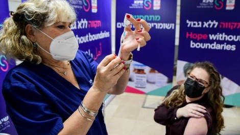 Chạy đua phát triển vaccine chống Omicron