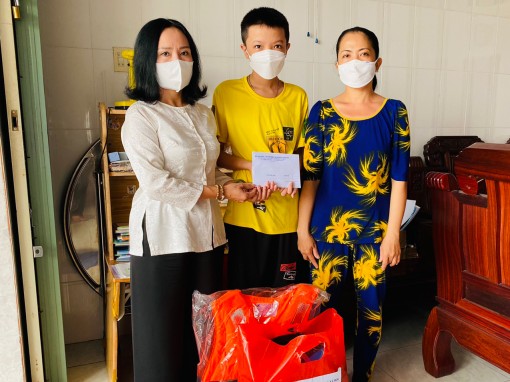 Trao quà trẻ em mồ côi do dịch COVID-19
