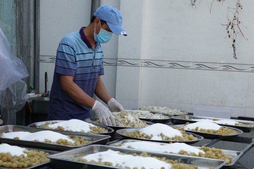 Rộn ràng xóm nghề làm mứt Tết