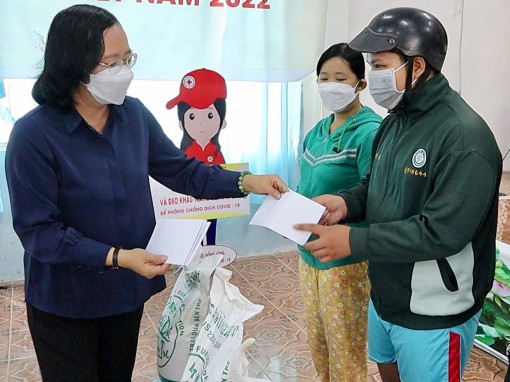 Tặng quà 90 hộ cận nghèo, có hoàn cảnh khó khăn