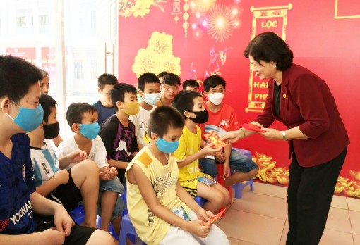 Trao quà Tết nạn nhân chất độc da cam