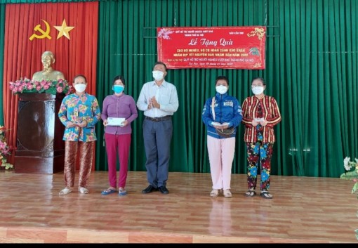 Trao tặng quà Tết cho hộ nghèo, hộ cận nghèo, gia đình khó khăn ở Bình Thủy và Ninh Kiều