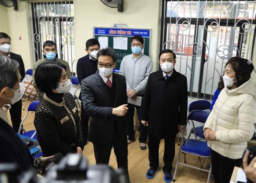 Phó Thủ tướng Vũ Đức Đam động viên, chúc Tết cán bộ, y bác sỹ tại Hà Nội